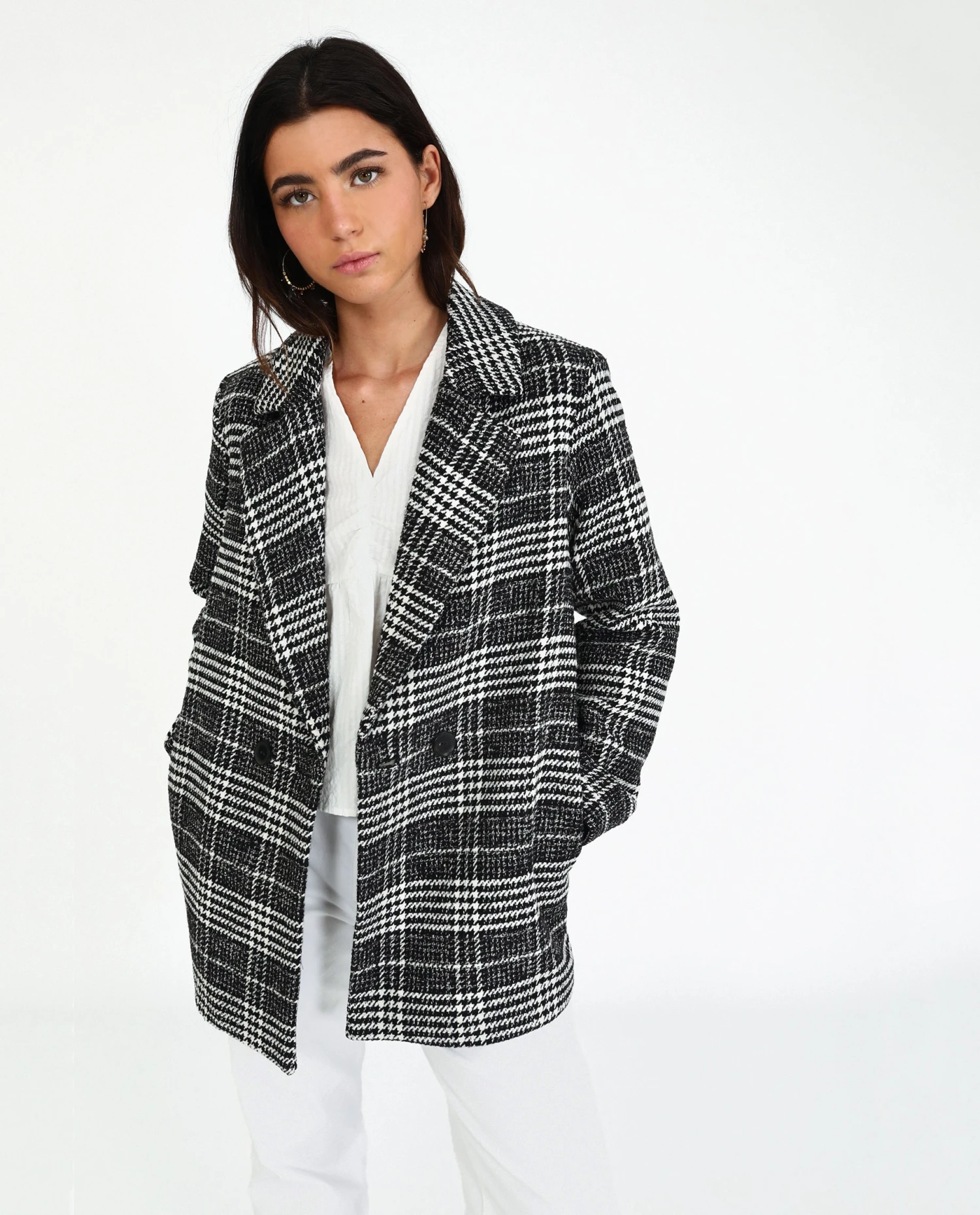 ABRIGO AMERICANA · BLANCO Y NEGRO 1 ABRIGO AMERICANA · BLANCO Y NEGRO