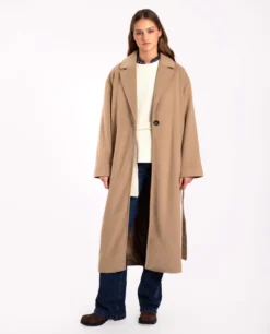 ABRIGO MIDTOWN · CAMEL -[品牌] Ventas THE-ARE abrigo camel largo oversized cinturon solapa mujer the are eci img 2 scaled