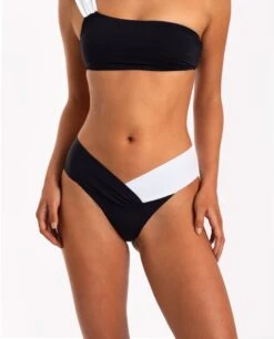 BIKINI MAHÓN · BLANCO Y NEGRO -[品牌] Ventas THE-ARE bikini asimetrico bandeau blanco y negro braguita basilena the are eci img 4 cf38849d 19e6 4fe8 b4b3 406300bf5ae1