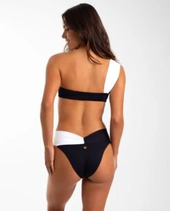BIKINI MAHÓN · BLANCO Y NEGRO -[品牌] Ventas THE-ARE bikini asimetrico bandeau blanco y negro braguita basilena the are eci img 5 3038cec9 6a3e 4ed7 aa3f 4def93be84e9