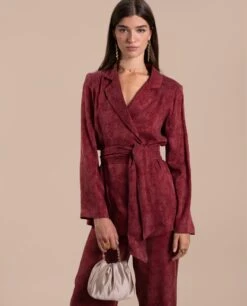 BLAZER JULIETTE · BURDEOS -[品牌] Ventas THE-ARE blazer burdeos traje invitada jacquard brillo fajin mujer the are eci img 1