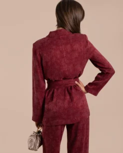 BLAZER JULIETTE · BURDEOS -[品牌] Ventas THE-ARE blazer burdeos traje invitada jacquard brillo fajin mujer the are eci img 2 scaled