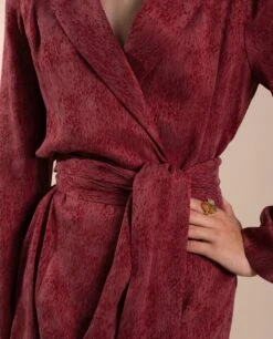 BLAZER JULIETTE · BURDEOS -[品牌] Ventas THE-ARE blazer burdeos traje invitada jacquard brillo fajin mujer the are eci img 3