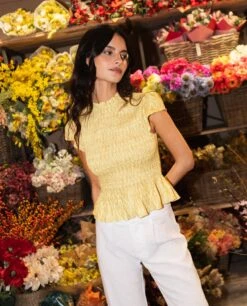 BLUSA BLESSED WITH SUN · AMARILLO -[品牌] Ventas THE-ARE blusa amarilla manga corta cuerpo drapeado mujer the are 2