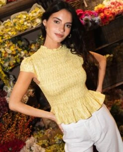 BLUSA BLESSED WITH SUN · AMARILLO -[品牌] Ventas THE-ARE blusa amarilla manga corta cuerpo drapeado mujer the are 5