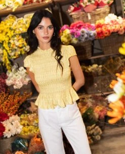 BLUSA BLESSED WITH SUN · AMARILLO -[品牌] Ventas THE-ARE blusa amarilla manga corta cuerpo drapeado mujer the are 6