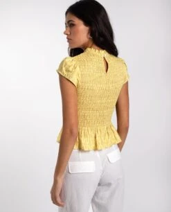 BLUSA BLESSED WITH SUN · AMARILLO -[品牌] Ventas THE-ARE blusa amarilla manga corta cuerpo drapeado mujer the are eci img 2