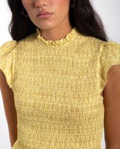 BLUSA BLESSED WITH SUN · AMARILLO -[品牌] Ventas THE-ARE blusa amarilla manga corta cuerpo drapeado mujer the are eci img 3