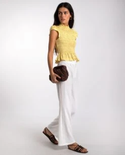 BLUSA BLESSED WITH SUN · AMARILLO -[品牌] Ventas THE-ARE blusa amarilla manga corta cuerpo drapeado mujer the are eci img 4