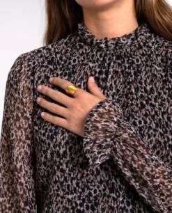 BLUSA MANY REASONS · ESTAMPADO -[品牌] Ventas THE-ARE blusa animal print manga abullonada beige negro volantes conjunto mujer the are eci img 3 scaled