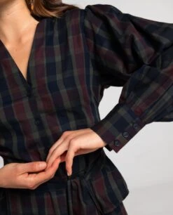 BLUSA TALK LATER · CUADROS TARTÁN -[品牌] Ventas THE-ARE blusa azul cuadros escote pico cuello plisado cinturon mujer the are eci img 3