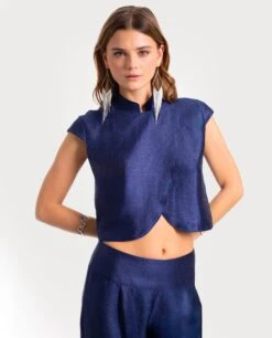 BLUSA ALL IN · AZUL MARINO -[品牌] Ventas THE-ARE blusa azul marino cuello alto mao manga corta satinado conjunto mujer the are 3