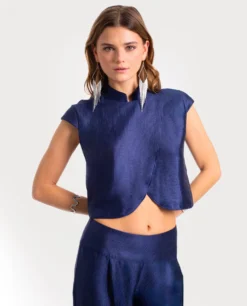 BLUSA ALL IN · AZUL MARINO -[品牌] Ventas THE-ARE blusa azul marino cuello alto mao manga corta satinado conjunto mujer the are 3 scaled