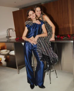 BLUSA ALL IN · AZUL MARINO -[品牌] Ventas THE-ARE blusa azul marino cuello alto mao manga corta satinado conjunto mujer the are 5 scaled