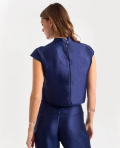 BLUSA ALL IN · AZUL MARINO -[品牌] Ventas THE-ARE blusa azul marino cuello alto mao manga corta satinado conjunto mujer the are eci img 2 scaled