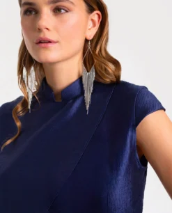 BLUSA ALL IN · AZUL MARINO -[品牌] Ventas THE-ARE blusa azul marino cuello alto mao manga corta satinado conjunto mujer the are eci img 3 scaled