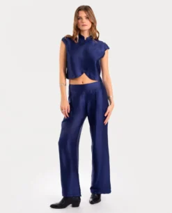 BLUSA ALL IN · AZUL MARINO -[品牌] Ventas THE-ARE blusa azul marino cuello alto mao manga corta satinado conjunto mujer the are eci img 4 scaled