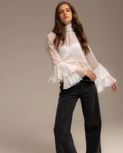 BLUSA ROMANCE CLUB · BLANCO -[品牌] Ventas THE-ARE blusa blanca cuello alto espalda abierta volantes mujer the are 04 scaled