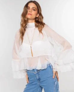 BLUSA ROMANCE CLUB · BLANCO -[品牌] Ventas THE-ARE blusa blanca cuello alto espalda abierta volantes mujer the are eci img 1 scaled