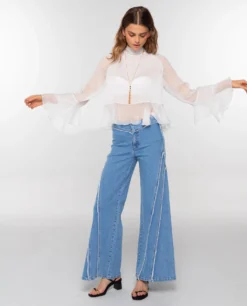 BLUSA ROMANCE CLUB · BLANCO -[品牌] Ventas THE-ARE blusa blanca cuello alto espalda abierta volantes mujer the are eci img 4 scaled