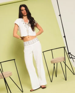 BLUSA ESSENCE · BLANCO -[品牌] Ventas THE-ARE blusa blanca lino tachuelas conjunto elegante fiesta mujer the are 3