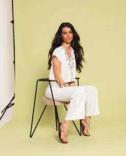 BLUSA ESSENCE · BLANCO -[品牌] Ventas THE-ARE blusa blanca lino tachuelas conjunto elegante fiesta mujer the are 4 scaled