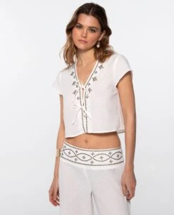 BLUSA ESSENCE · BLANCO -[品牌] Ventas THE-ARE blusa blanca lino tachuelas conjunto elegante fiesta mujer the are eci img 1