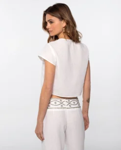 BLUSA ESSENCE · BLANCO -[品牌] Ventas THE-ARE blusa blanca lino tachuelas conjunto elegante fiesta mujer the are eci img 2 scaled