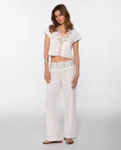BLUSA ESSENCE · BLANCO -[品牌] Ventas THE-ARE blusa blanca lino tachuelas conjunto elegante fiesta mujer the are eci img 4