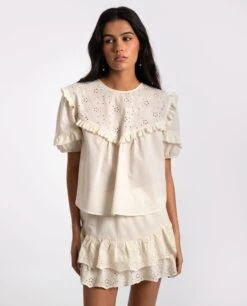 BLUSA CAMERA ROLL · CRUDO -[品牌] Ventas THE-ARE blusa blanca volantes manga corta conjunto mujer the are eci img 1