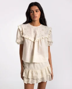 BLUSA CAMERA ROLL · CRUDO -[品牌] Ventas THE-ARE blusa blanca volantes manga corta conjunto mujer the are eci img 1 scaled