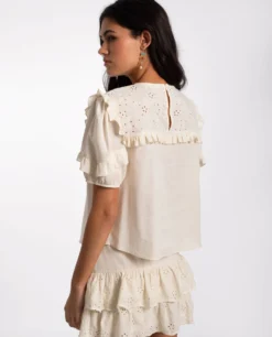 BLUSA CAMERA ROLL · CRUDO -[品牌] Ventas THE-ARE blusa blanca volantes manga corta conjunto mujer the are eci img 2 scaled