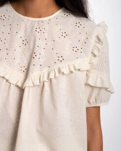 BLUSA CAMERA ROLL · CRUDO -[品牌] Ventas THE-ARE blusa blanca volantes manga corta conjunto mujer the are eci img 3