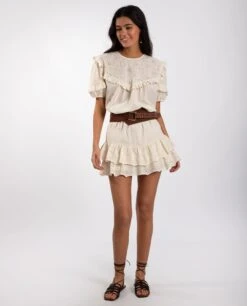 BLUSA CAMERA ROLL · CRUDO -[品牌] Ventas THE-ARE blusa blanca volantes manga corta conjunto mujer the are eci img 4