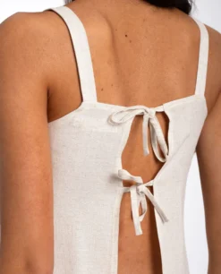 BLUSA MEDITERRANEAN SPIRIT · CRUDO -[品牌] Ventas THE-ARE blusa crudo lino lazada espalda tirantes conjunto mujer the are eci img 3 scaled