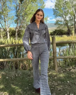 BLUSA CITY FIELDS · AZUL -[品牌] Ventas THE-ARE blusa cuadros azul volantes conjunto manga larga cuadros escote pico mujer the are 4 scaled