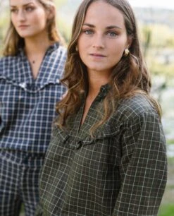 BLUSA CITY FIELDS · AZUL -[品牌] Ventas THE-ARE blusa cuadros azul volantes conjunto manga larga cuadros escote pico mujer the are 6