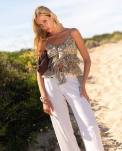 BLUSA ETHEREAL GLOW · ESTAMPADO -[品牌] Ventas THE-ARE blusa estampada volantes tirantes mujer the are 1 scaled