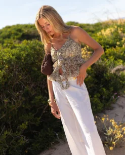 BLUSA ETHEREAL GLOW · ESTAMPADO -[品牌] Ventas THE-ARE blusa estampada volantes tirantes mujer the are 6 scaled