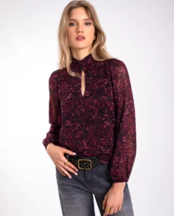 BLUSA WHISPER CHARM · ESTAMPADO -[品牌] Ventas THE-ARE blusa estampado rojo morado lurex fiesta mujer the are 4 scaled