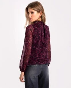 BLUSA WHISPER CHARM · ESTAMPADO -[品牌] Ventas THE-ARE blusa estampado rojo morado lurex fiesta mujer the are eci img 2