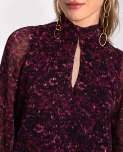 BLUSA WHISPER CHARM · ESTAMPADO -[品牌] Ventas THE-ARE blusa estampado rojo morado lurex fiesta mujer the are eci img 3