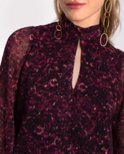 BLUSA WHISPER CHARM · ESTAMPADO -[品牌] Ventas THE-ARE blusa estampado rojo morado lurex fiesta mujer the are eci img 3 scaled