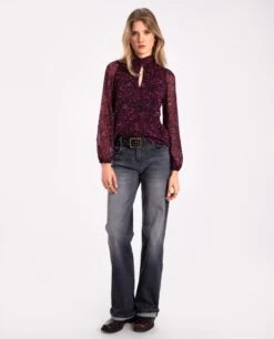 BLUSA WHISPER CHARM · ESTAMPADO -[品牌] Ventas THE-ARE blusa estampado rojo morado lurex fiesta mujer the are eci img 4