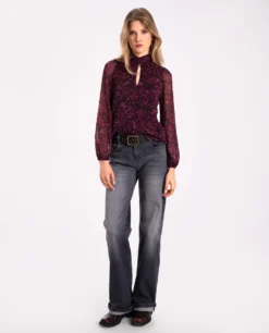 BLUSA WHISPER CHARM · ESTAMPADO -[品牌] Ventas THE-ARE blusa estampado rojo morado lurex fiesta mujer the are eci img 4 scaled