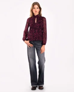 BLUSA WHISPER CHARM · ESTAMPADO -[品牌] Ventas THE-ARE blusa estampado rojo morado lurex fiesta mujer the are scaled