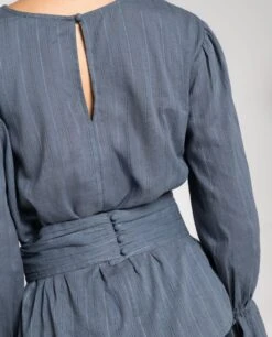 BLUSA DAILY CRUSH · AZUL -[品牌] Ventas THE-ARE blusa manga larga azul rayas fajin multiposicion mujer the are eci img 3