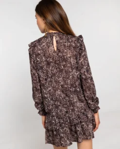 BLUSA FRESH START · ESTAMPADO -[品牌] Ventas THE-ARE blusa marron estampada volantes nido de abeja conjunto mujer the are eci img 2 scaled