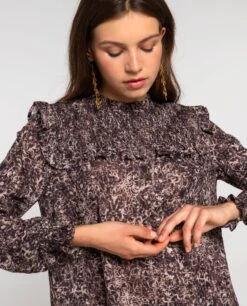 BLUSA FRESH START · ESTAMPADO -[品牌] Ventas THE-ARE blusa marron estampada volantes nido de abeja conjunto mujer the are eci img 3