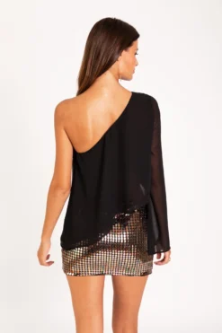 BLUSA MEET US THERE · NEGRO -[品牌] Ventas THE-ARE blusa negra asimetrico hombro descubierto gasa vuelo fiesta mujer the are eci img 2 scaled